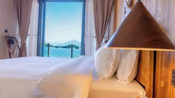 Suite Mewah, pemandangan danau | Tirai kedap cahaya, setrika/meja setrika, Wi-Fi gratis, dan seprai linen