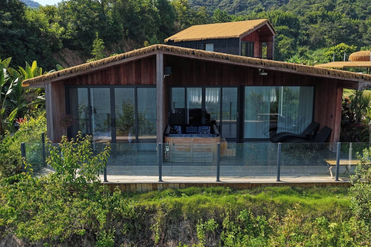 Luxury Suite, Lake View | Blackout curtains, iron/ironing board, free WiFi, bed sheets