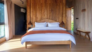 A large bed with a wooden headboard in a room with wooden walls and a large window. - Wanluhu Xingyue Homestay (Heyuan)