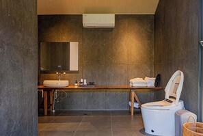 Standard Chalet, Lake View | Bathroom | Spring water bathtub, rainfall showerhead, free toiletries, hair dryer - Wanluhu Xingyue Homestay (Heyuan)