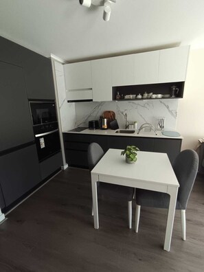 Private kitchen - Modern apartment in Ñuñoa with king size bed, swimming pool and discounts for long stays. (Ñuñoa)