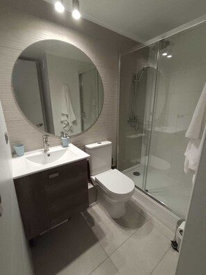 Shower, hair dryer, towels, soap - Modern apartment in Ñuñoa with king size bed, swimming pool and discounts for long stays. (Ñuñoa)