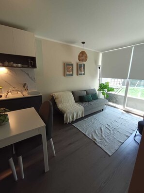 Living area - Modern apartment in Ñuñoa with king size bed, swimming pool and discounts for long stays. (Ñuñoa)