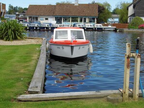 Marina - Wherry, pet friendly cottage. on the riverside with free fishing and mooring. (Wroxham)