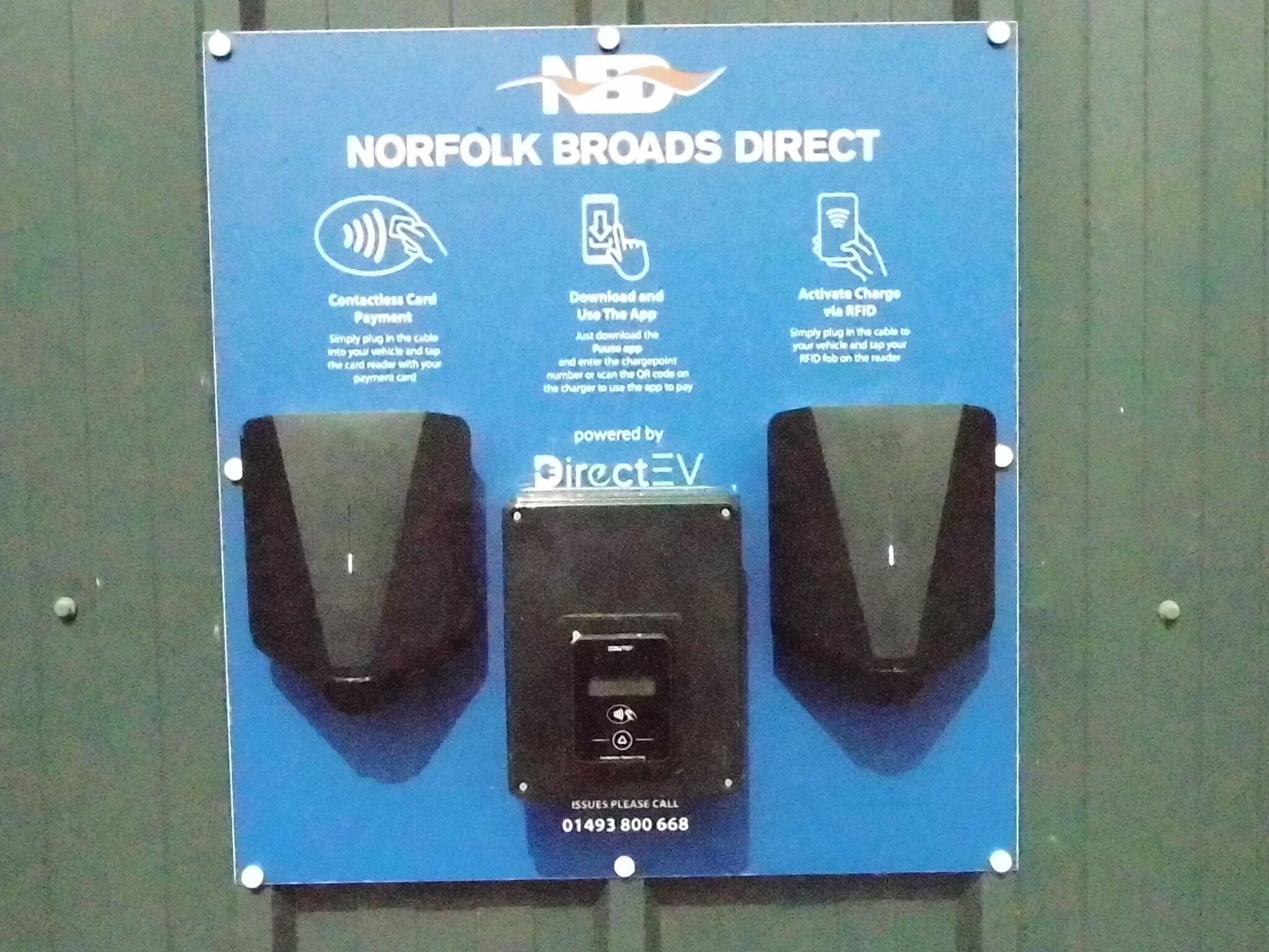 Schild für Norfolk Broads Direct mit Informationen zu kontaktlosen Kartenzahlungen, App-Downloads und RFID-Aktivierung.