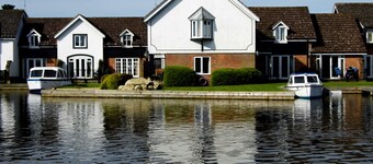 Wherry, pet friendly cottage. on the riverside with free fishing and mooring.