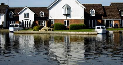 Wherry, pet friendly cottage. on the riverside with free fishing and mooring.