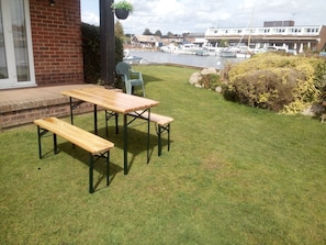 Outdoor dining - Wherry, pet friendly cottage. on the riverside with free fishing and mooring. (Wroxham)