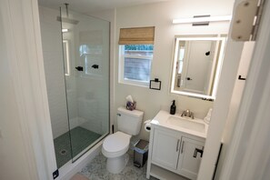 Shower, hair dryer, towels, soap - Minnesota Manor Home & Guest House-Your DeLand Getaway (DeLand)