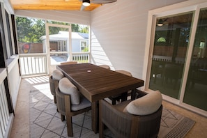 Outdoor dining - Minnesota Manor Home & Guest House-Your DeLand Getaway (DeLand)