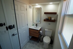 Shower, hair dryer, towels, soap - Minnesota Manor Home & Guest House-Your DeLand Getaway (DeLand)