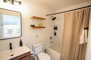 Shower, hair dryer, towels, soap - Minnesota Manor Home & Guest House-Your DeLand Getaway (DeLand)