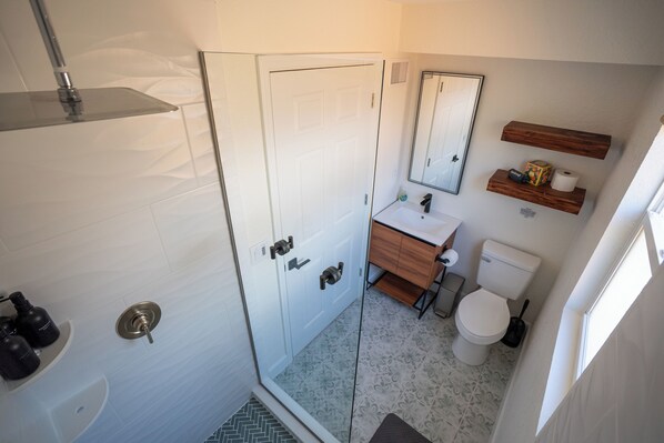 Shower, hair dryer, towels, soap - Minnesota Manor Home & Guest House-Your DeLand Getaway (DeLand)