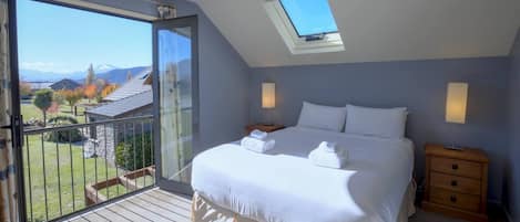 Työpöytä, silitysrauta/-lauta, Wi-Fi, vuodevaatteet