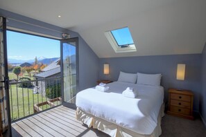 4 bedrooms, desk, iron/ironing board, WiFi - Heritage Village Villa | Mountain Views & Spacious (Wānaka)