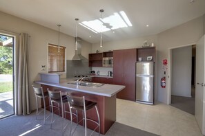 Fridge, microwave, oven, stovetop - Heritage Village Villa | Mountain Views & Spacious (Wānaka)