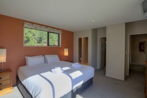 4 bedrooms, desk, iron/ironing board, WiFi - Heritage Village Villa | Mountain Views & Spacious (Wānaka)