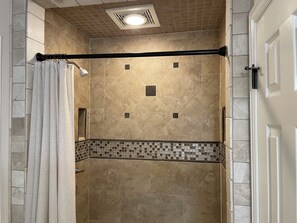 Séchoir à cheveux, serviettes fournies, savon, shampooing