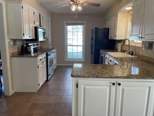 Réfrigérateur, four à micro-ondes, un four, surface de cuisson