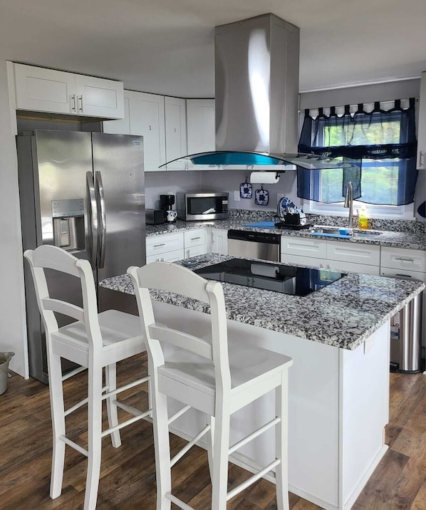 Private kitchen - Spacious 4-bedroom house in serene Charlotte with AC (Charlotte)