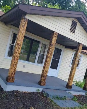 Exterior detail - Spacious 4-bedroom house in serene Charlotte with AC (Charlotte)