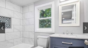 Shower, hair dryer, towels, soap - Spacious 4-bedroom house in serene Charlotte with AC (Charlotte)