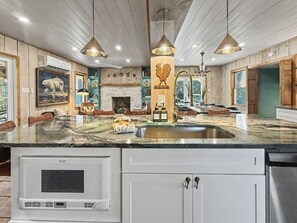 Jääkaappi, mikroaaltouuni, uuni, liesi