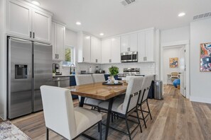 Coffee/tea maker, fridge, microwave, oven - Family Escape Near AUS | Games, Pool, EV Charger (Austin)