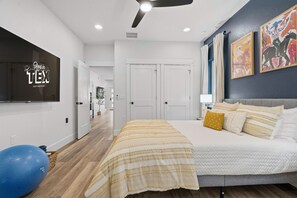 3 bedrooms, desk, iron/ironing board, travel cot - Family Escape Near AUS | Games, Pool, EV Charger (Austin)