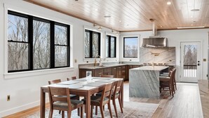 Dining - Lift 20 Lodge | Ski In/Out 4 Bedroom Home (Newry)
