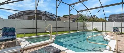 Piscina all'aperto, una piscina riscaldata