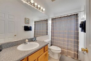 Hair dryer, towels, soap, shampoo - Charming 5BR/4BA Near Disney/ Pool, Sauna & Pets (Kissimmee)