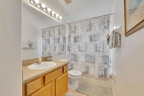 Hair dryer, towels, soap, shampoo - Charming 5BR/4BA Near Disney/ Pool, Sauna & Pets (Kissimmee)