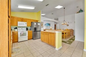 Coffee/tea maker, fridge, microwave, oven - Charming 5BR/4BA Near Disney/ Pool, Sauna & Pets (Kissimmee)