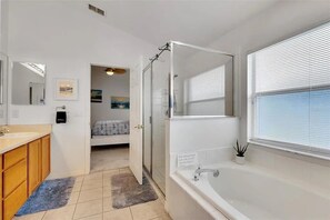 Hair dryer, towels, soap, shampoo - Charming 5BR/4BA Near Disney/ Pool, Sauna & Pets (Kissimmee)