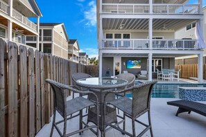 Outdoor dining - Hilton Head Coastal Compound | Pool Putting Green (Hilton Head Island)