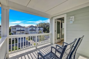 Property grounds - Hilton Head Coastal Compound | Pool Putting Green (Hilton Head Island)