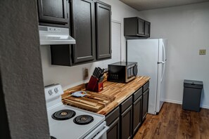 Fridge, microwave, oven, stovetop - Cozy Home 15 Miles from Downtown Dallas (Mesquite)