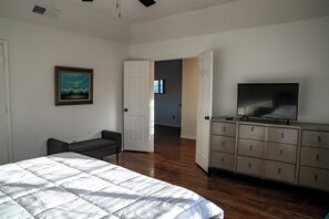 3 bedrooms, desk, iron/ironing board, WiFi - Cozy Home 15 Miles from Downtown Dallas (Mesquite)