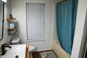 Hair dryer, towels, soap, shampoo - Cozy Home 15 Miles from Downtown Dallas (Mesquite)