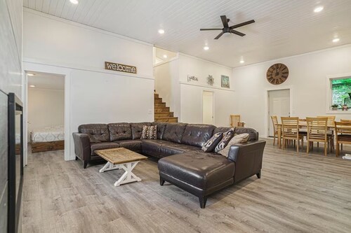 Enjoyable 4 Bedroom on M22 - Close to Traverse City & Suttons Bay