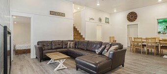 Enjoyable 4 Bedroom on M22 - Close to Traverse City & Suttons Bay