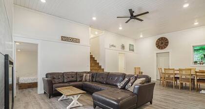 Enjoyable 4 Bedroom on M22 - Close to Traverse City & Suttons Bay