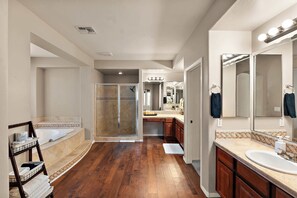 Shower, hair dryer, towels, shampoo - Sleeps 14 • Pool&Spa • Fire Pit • Billiards • EV Plug (Mesa)