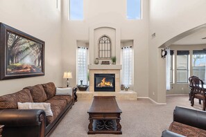 TV, fireplace, offices - Sleeps 14 • Pool&Spa • Fire Pit • Billiards • EV Plug (Mesa)