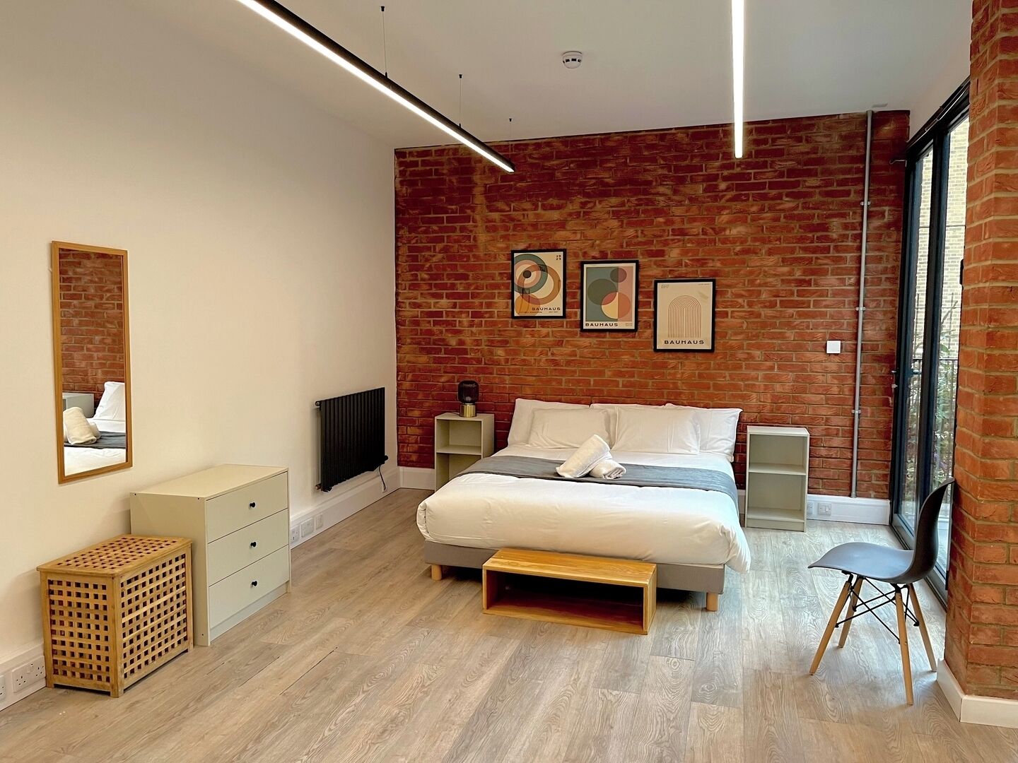 Tabla de planchar con plancha, wifi y ropa de cama 