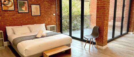 Iron/ironing board, free WiFi, bed sheets