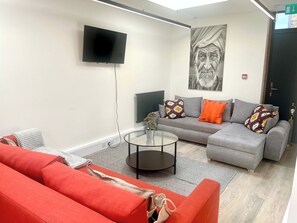 Televisión, chimenea y oficina 