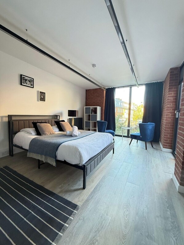 Tabla de planchar con plancha, wifi y ropa de cama 