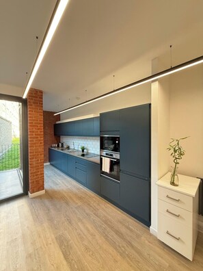 Kühlschrank, Mikrowelle, Ofen, Herdplatte